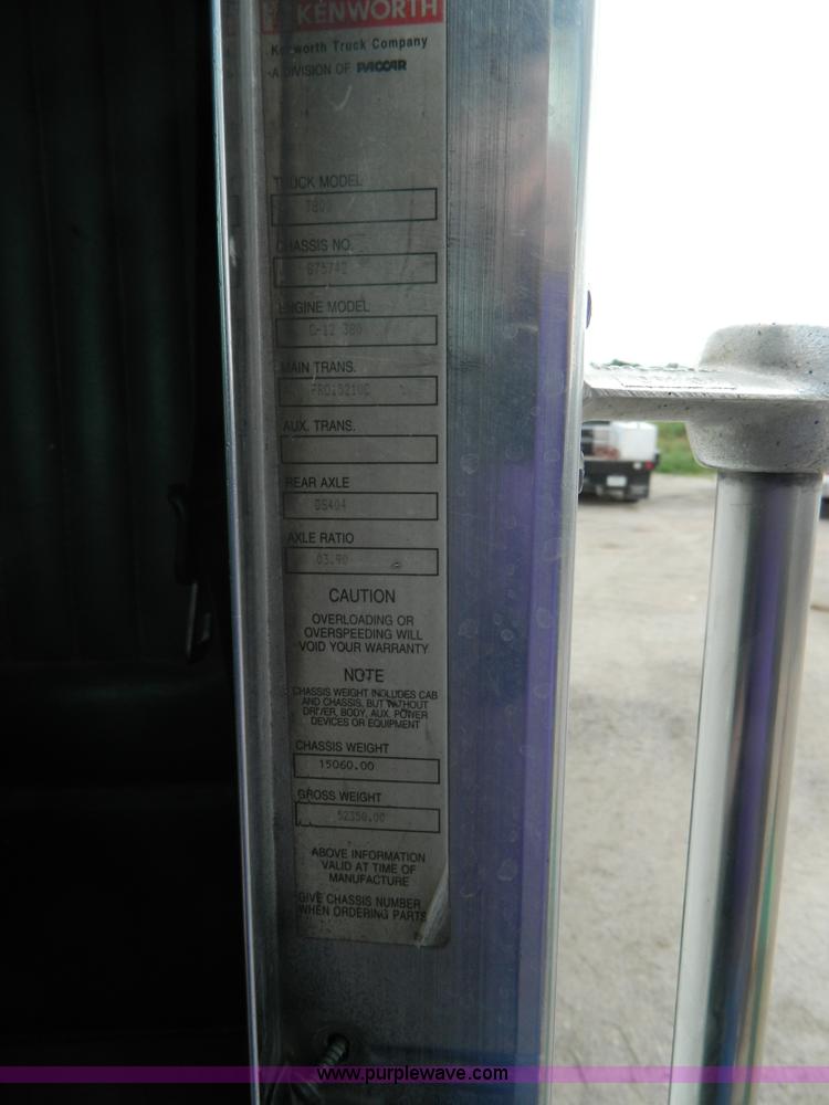 image for item K8144 2001 Kenworth T800 semi truck