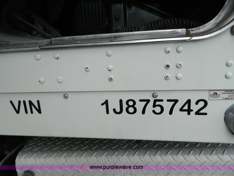 image for item K8144 2001 Kenworth T800 semi truck