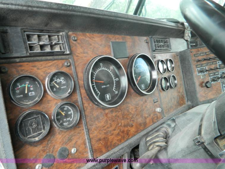 image for item K8144 2001 Kenworth T800 semi truck