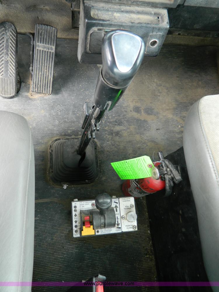 image for item K8144 2001 Kenworth T800 semi truck