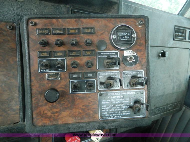 image for item K8144 2001 Kenworth T800 semi truck