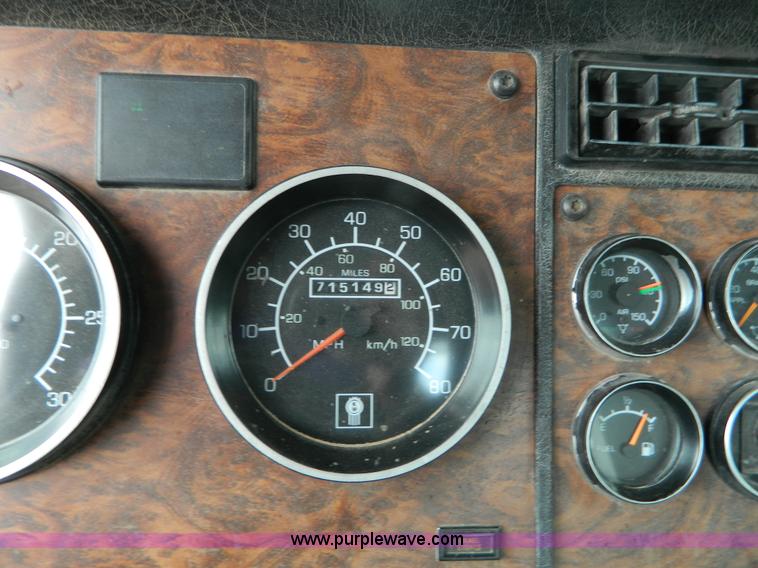 image for item K8144 2001 Kenworth T800 semi truck