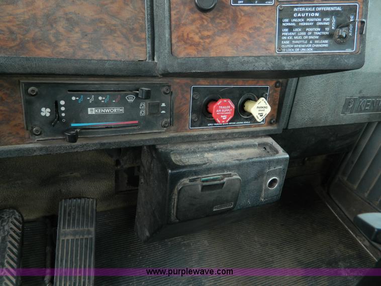 image for item K8144 2001 Kenworth T800 semi truck