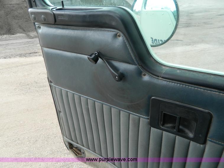 image for item K8144 2001 Kenworth T800 semi truck