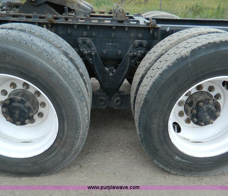 image for item K8144 2001 Kenworth T800 semi truck