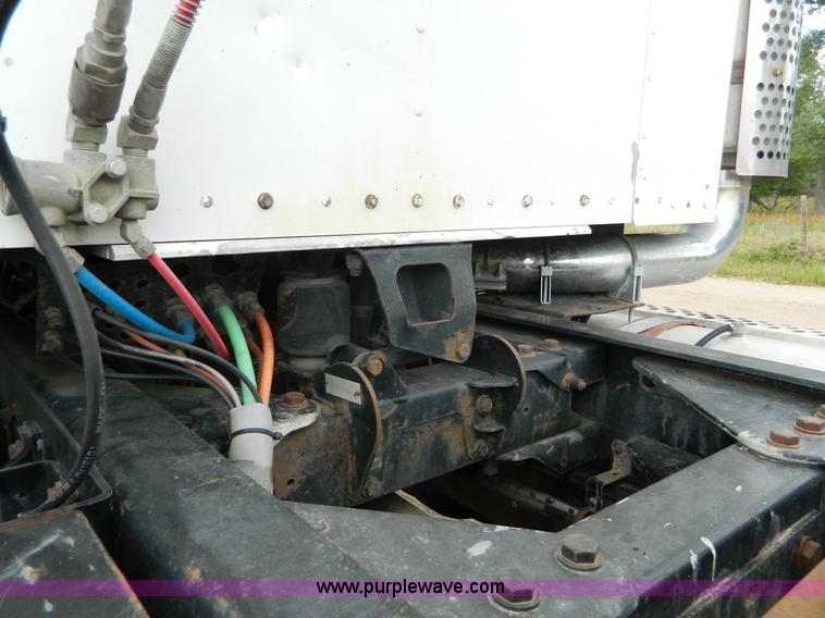 image for item K8144 2001 Kenworth T800 semi truck