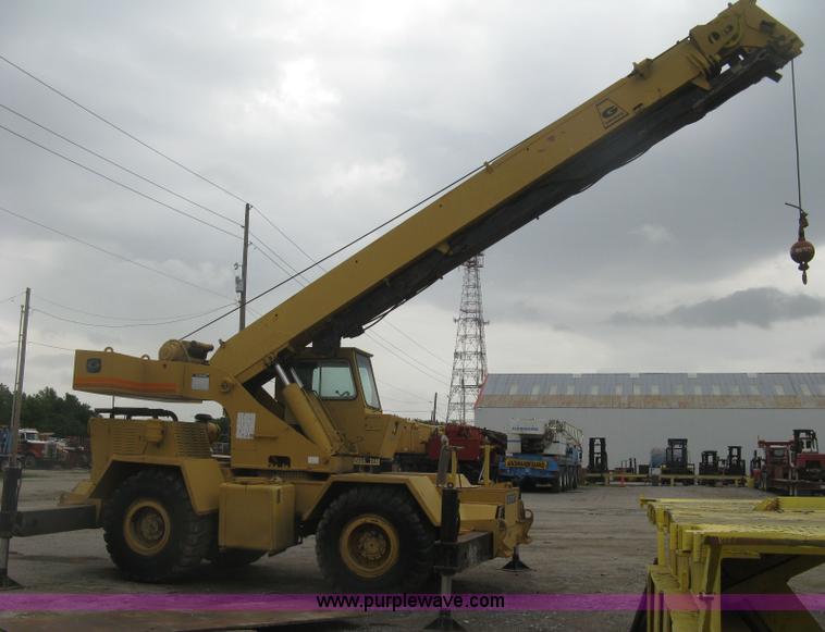 image for item K8699 1981 Grove RT522 rough terrain crane