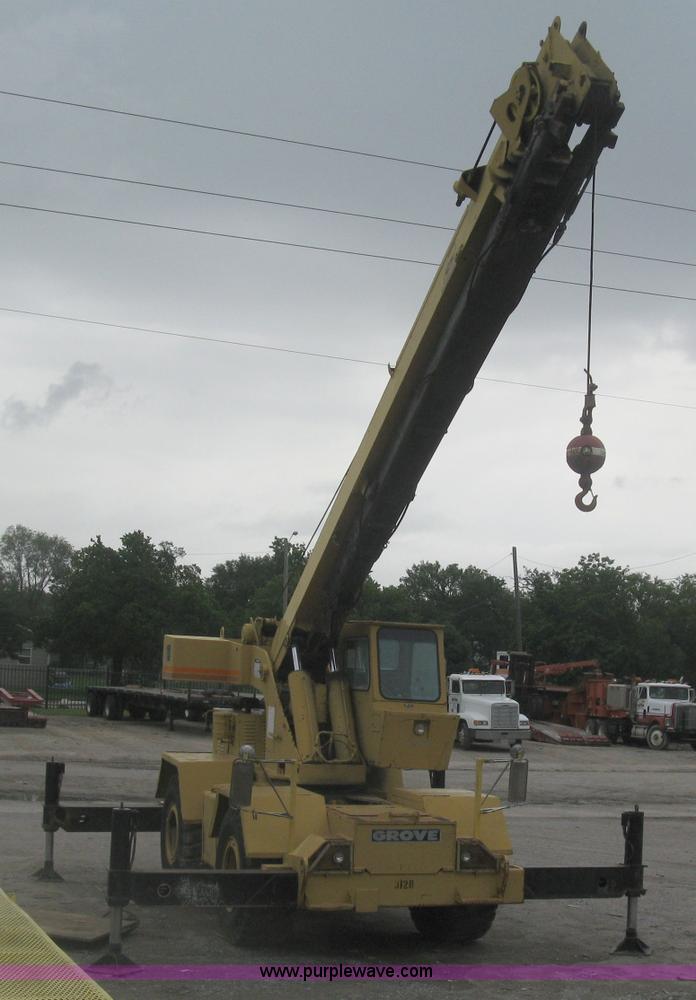 image for item K8699 1981 Grove RT522 rough terrain crane