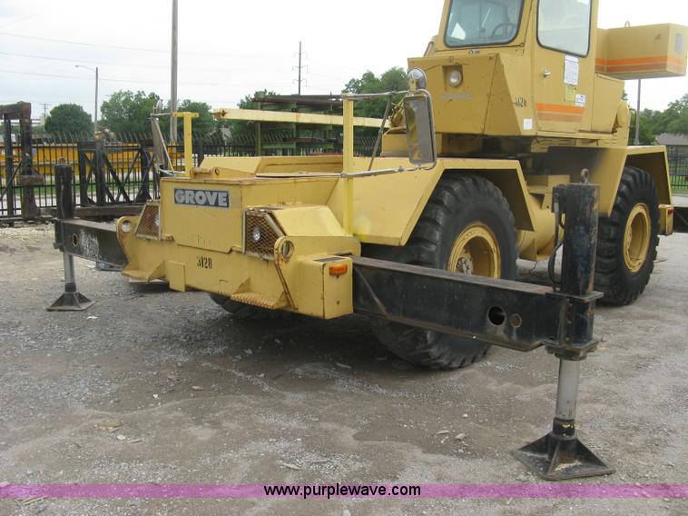 image for item K8699 1981 Grove RT522 rough terrain crane