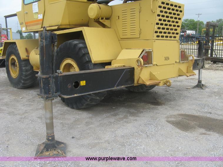image for item K8699 1981 Grove RT522 rough terrain crane