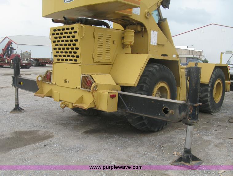 image for item K8699 1981 Grove RT522 rough terrain crane