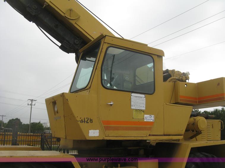 image for item K8699 1981 Grove RT522 rough terrain crane