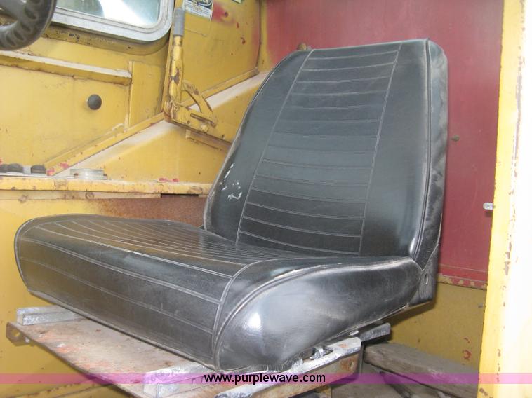 image for item K8699 1981 Grove RT522 rough terrain crane