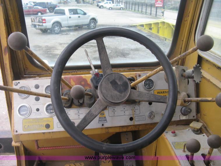 image for item K8699 1981 Grove RT522 rough terrain crane
