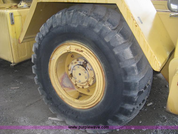 image for item K8699 1981 Grove RT522 rough terrain crane