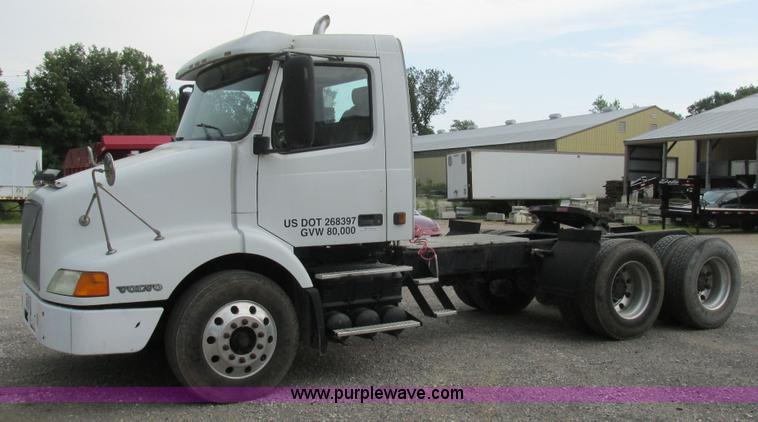 image for item BS9115 2001 Volvo VNM semi truck