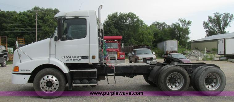 image for item BS9115 2001 Volvo VNM semi truck