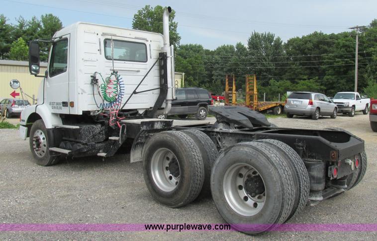 image for item BS9115 2001 Volvo VNM semi truck