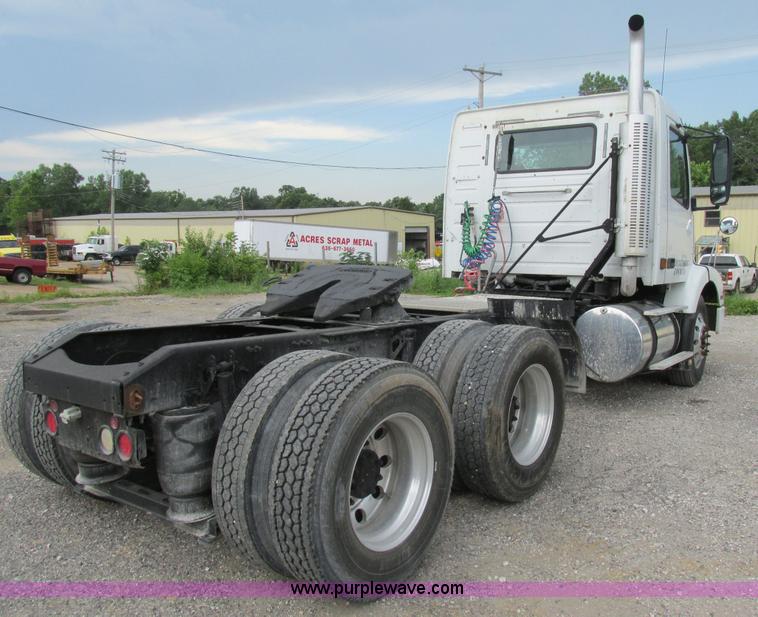image for item BS9115 2001 Volvo VNM semi truck