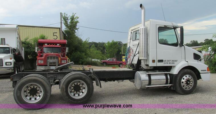 image for item BS9115 2001 Volvo VNM semi truck