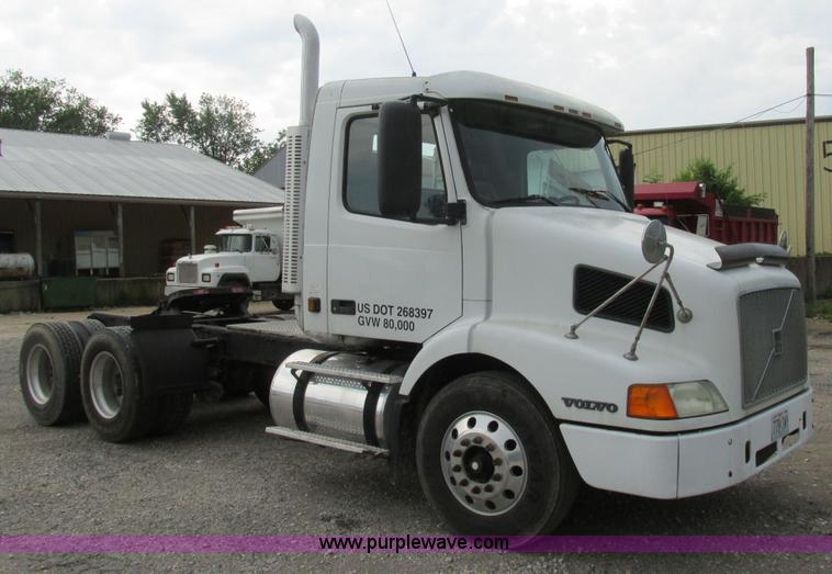 image for item BS9115 2001 Volvo VNM semi truck