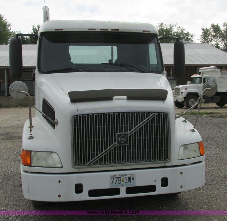 image for item BS9115 2001 Volvo VNM semi truck