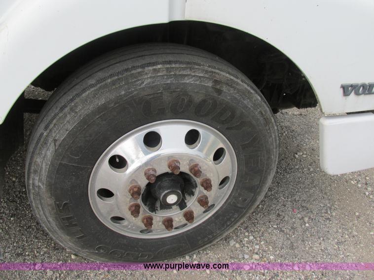 image for item BS9115 2001 Volvo VNM semi truck