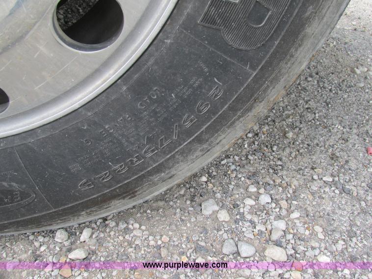 image for item BS9115 2001 Volvo VNM semi truck