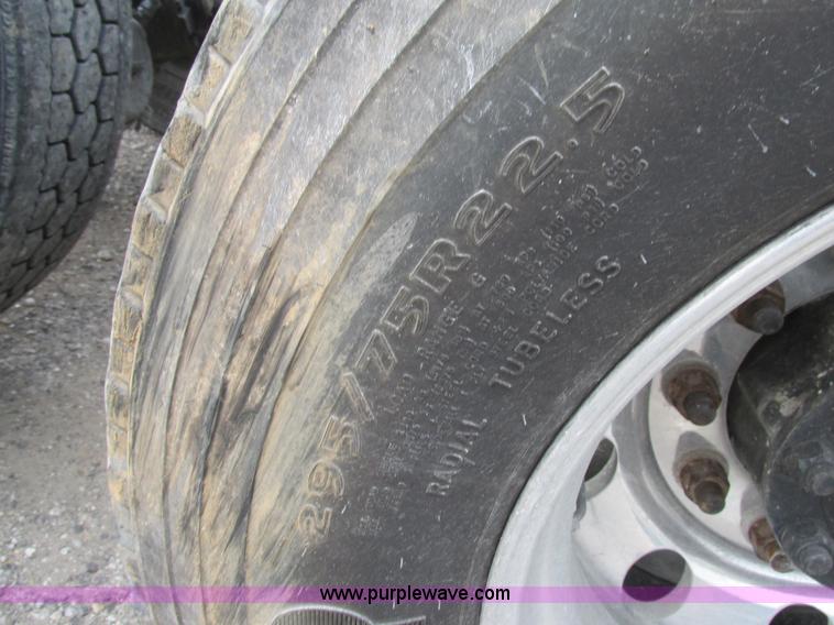 image for item BS9115 2001 Volvo VNM semi truck