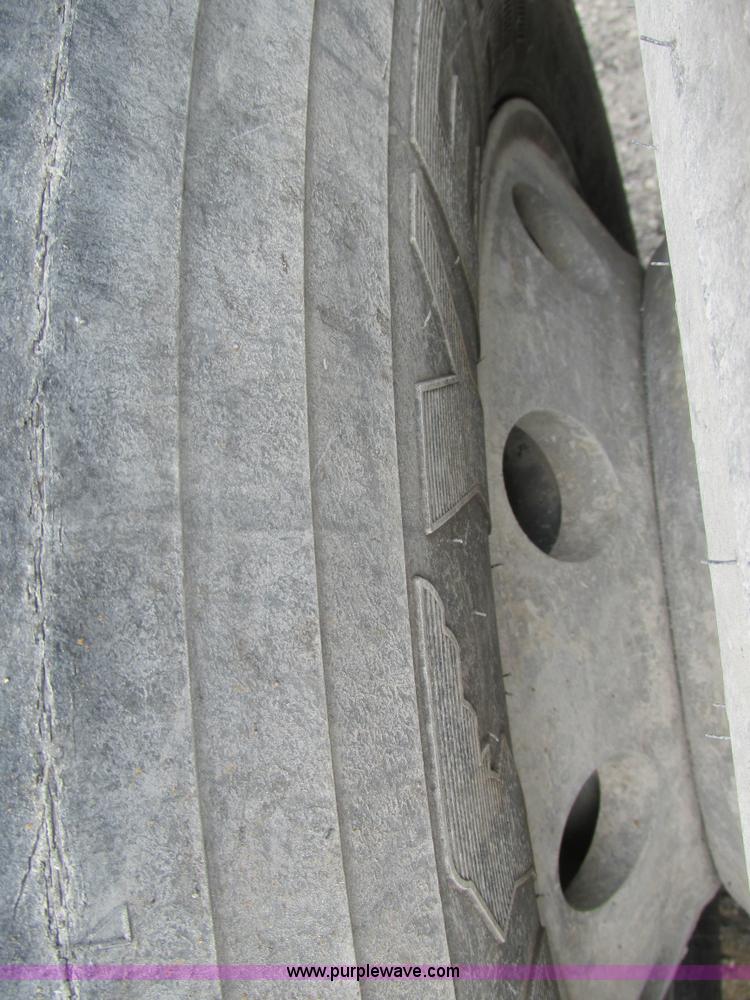 image for item BS9115 2001 Volvo VNM semi truck