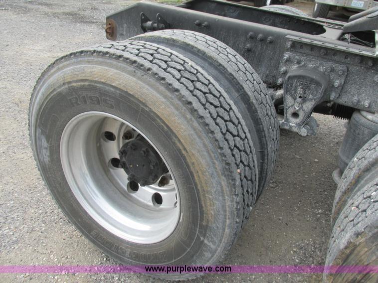 image for item BS9115 2001 Volvo VNM semi truck