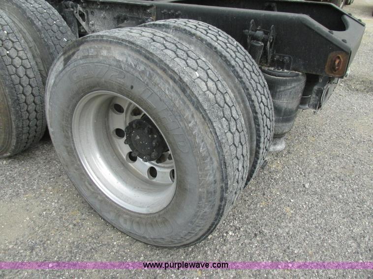 image for item BS9115 2001 Volvo VNM semi truck