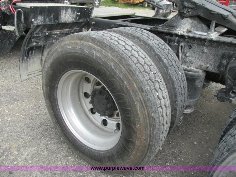 image for item BS9115 2001 Volvo VNM semi truck