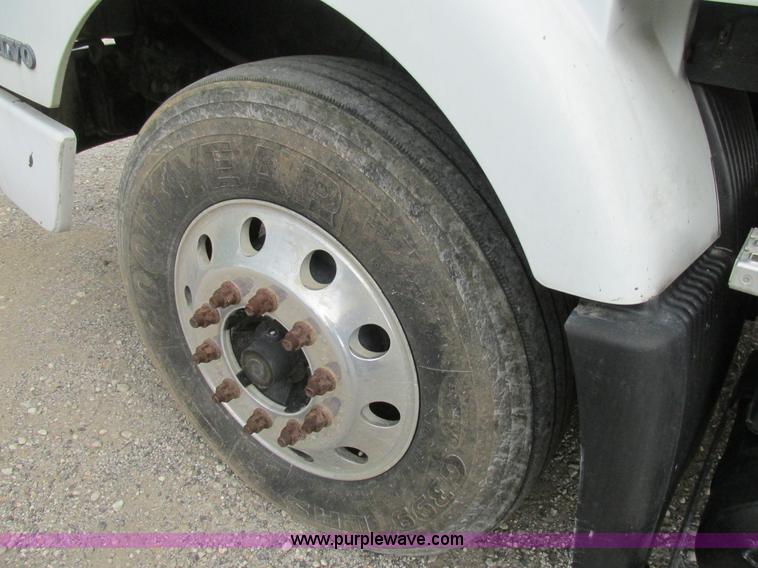 image for item BS9115 2001 Volvo VNM semi truck