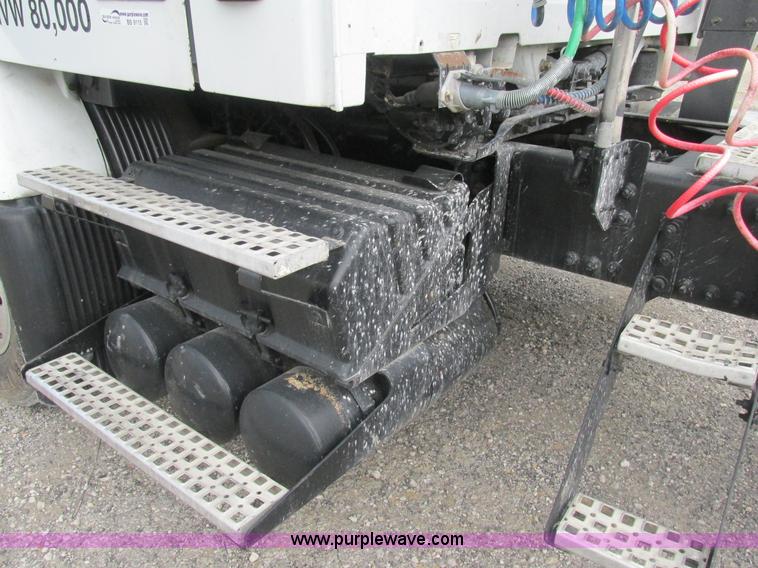 image for item BS9115 2001 Volvo VNM semi truck