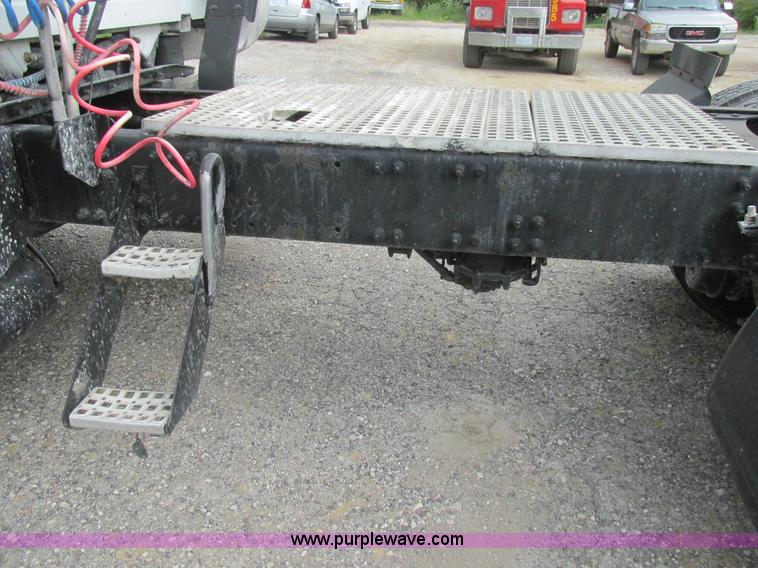 image for item BS9115 2001 Volvo VNM semi truck