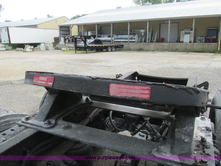 image for item BS9115 2001 Volvo VNM semi truck