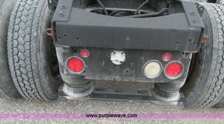 image for item BS9115 2001 Volvo VNM semi truck