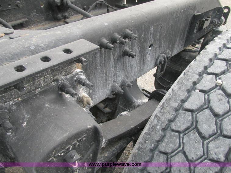 image for item BS9115 2001 Volvo VNM semi truck