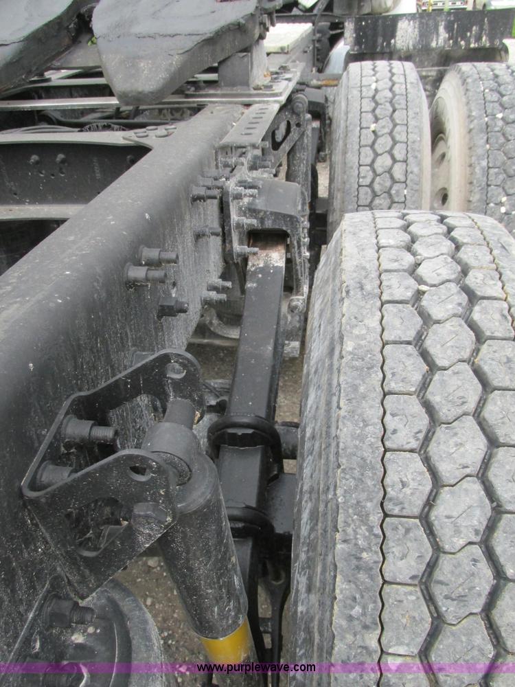 image for item BS9115 2001 Volvo VNM semi truck