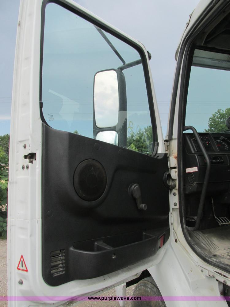 image for item BS9115 2001 Volvo VNM semi truck