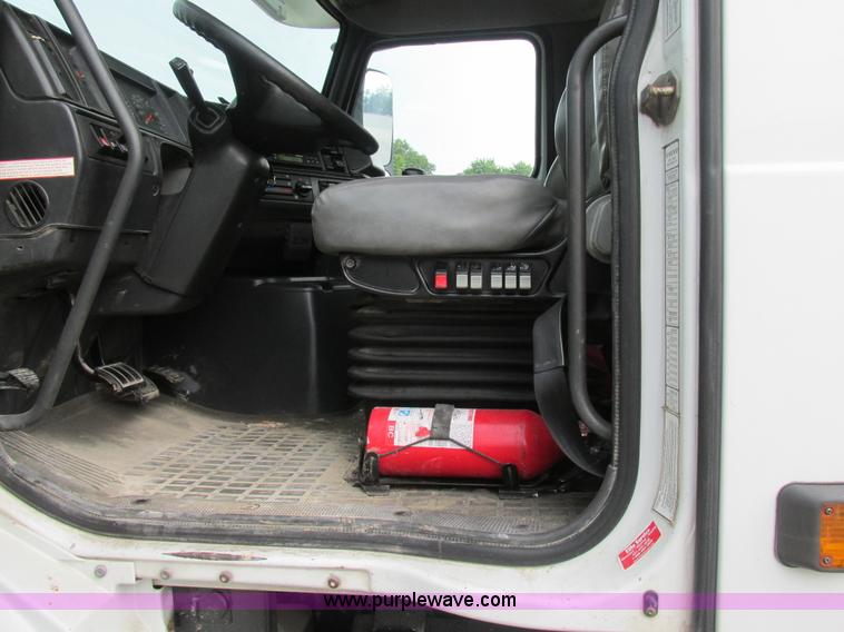image for item BS9115 2001 Volvo VNM semi truck