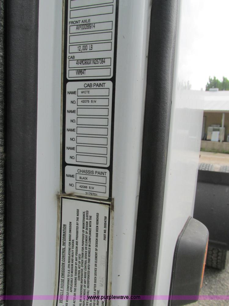 image for item BS9115 2001 Volvo VNM semi truck