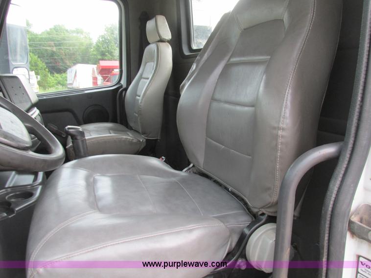 image for item BS9115 2001 Volvo VNM semi truck