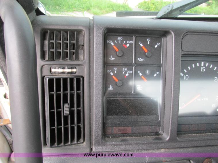 image for item BS9115 2001 Volvo VNM semi truck