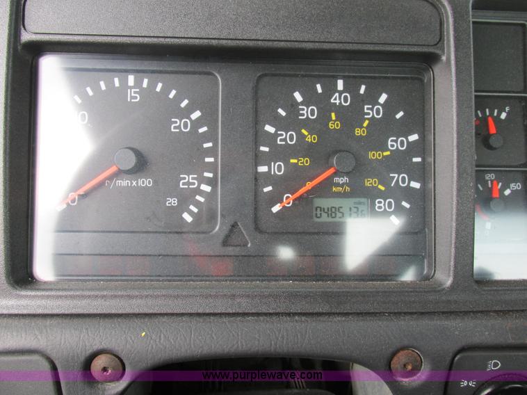 image for item BS9115 2001 Volvo VNM semi truck