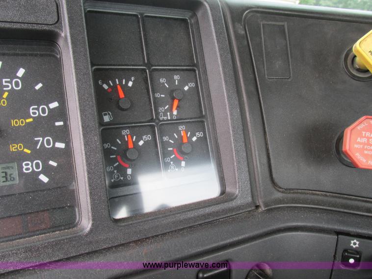 image for item BS9115 2001 Volvo VNM semi truck