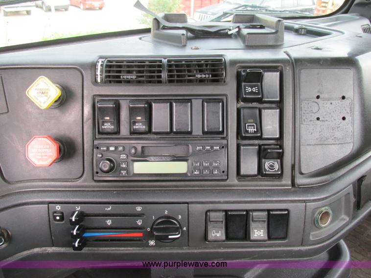 image for item BS9115 2001 Volvo VNM semi truck