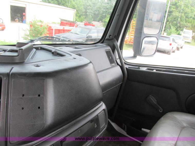 image for item BS9115 2001 Volvo VNM semi truck