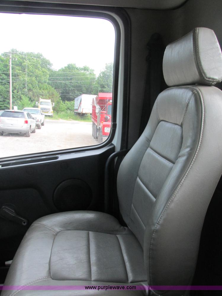 image for item BS9115 2001 Volvo VNM semi truck